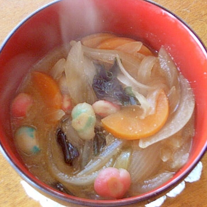 やさしい甘み♪ニンジンとタマネギの味噌汁（手毬麩）